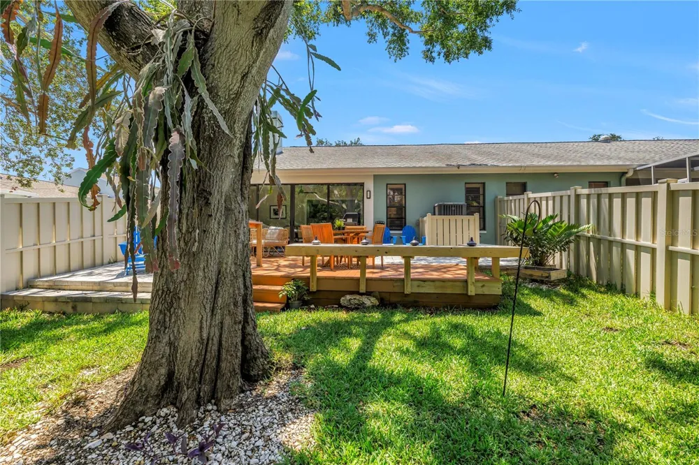 1074 SANABEL COURT NE St Petersburg, FL 33702