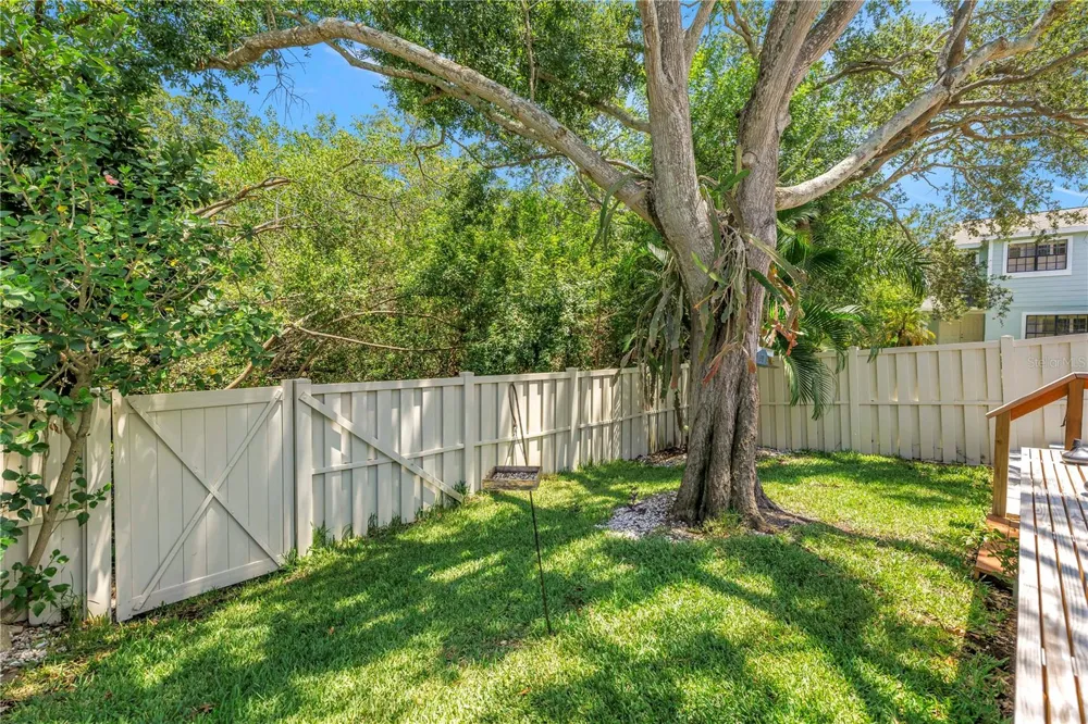 1074 SANABEL COURT NE St Petersburg, FL 33702
