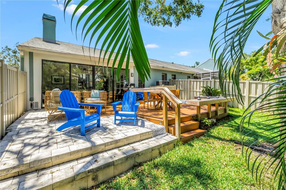1074 SANABEL COURT NE St Petersburg, FL 33702