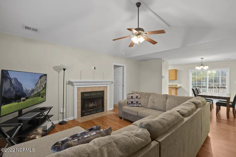 102 Crystal Stone Way Jacksonville, NC 28546