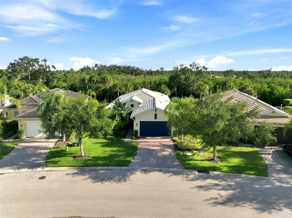 5057 LAKE OVERLOOK AVENUE Bradenton, FL 34208