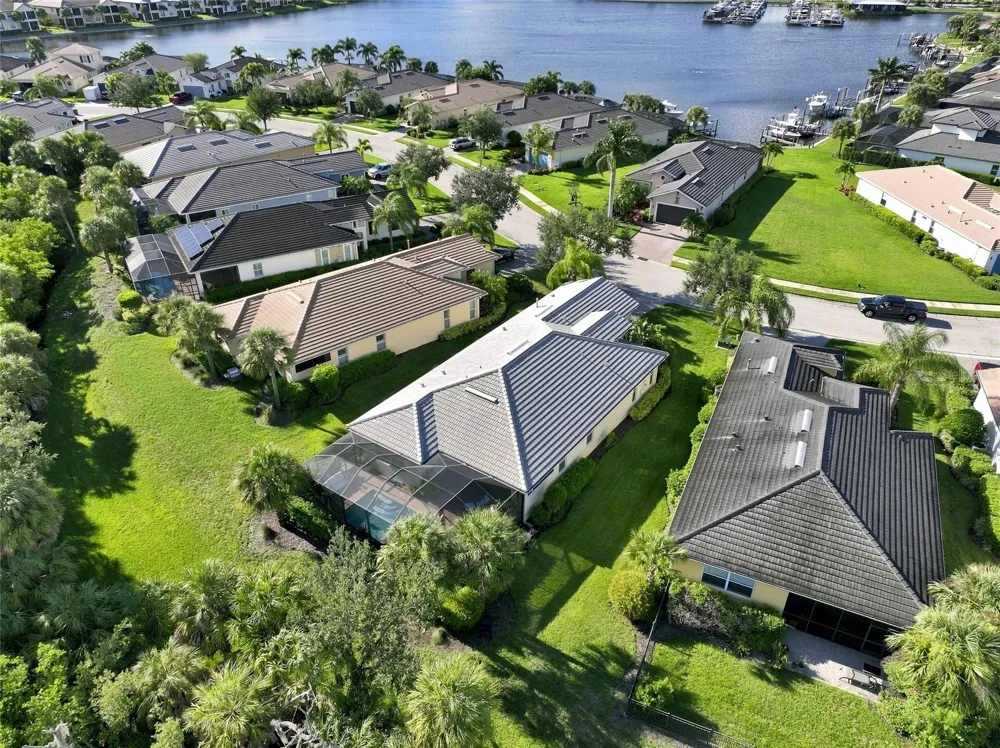 5057 LAKE OVERLOOK AVENUE Bradenton, FL 34208
