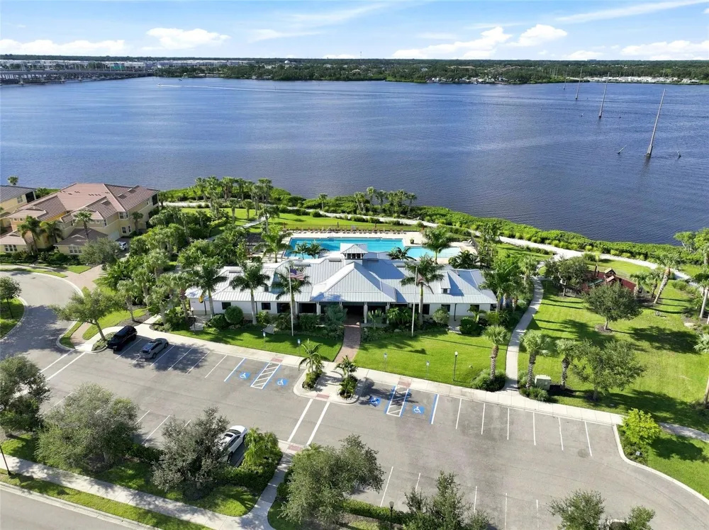 5057 LAKE OVERLOOK AVENUE Bradenton, FL 34208