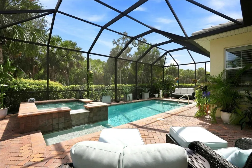 5057 LAKE OVERLOOK AVENUE Bradenton, FL 34208