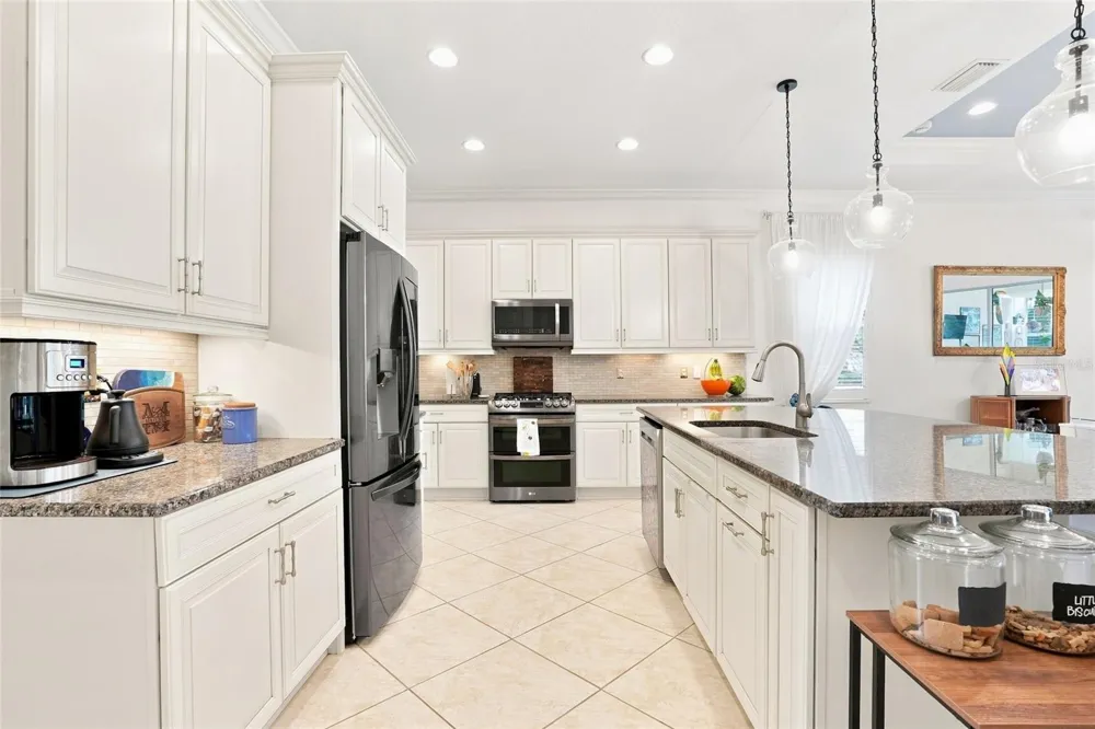 5057 LAKE OVERLOOK AVENUE Bradenton, FL 34208