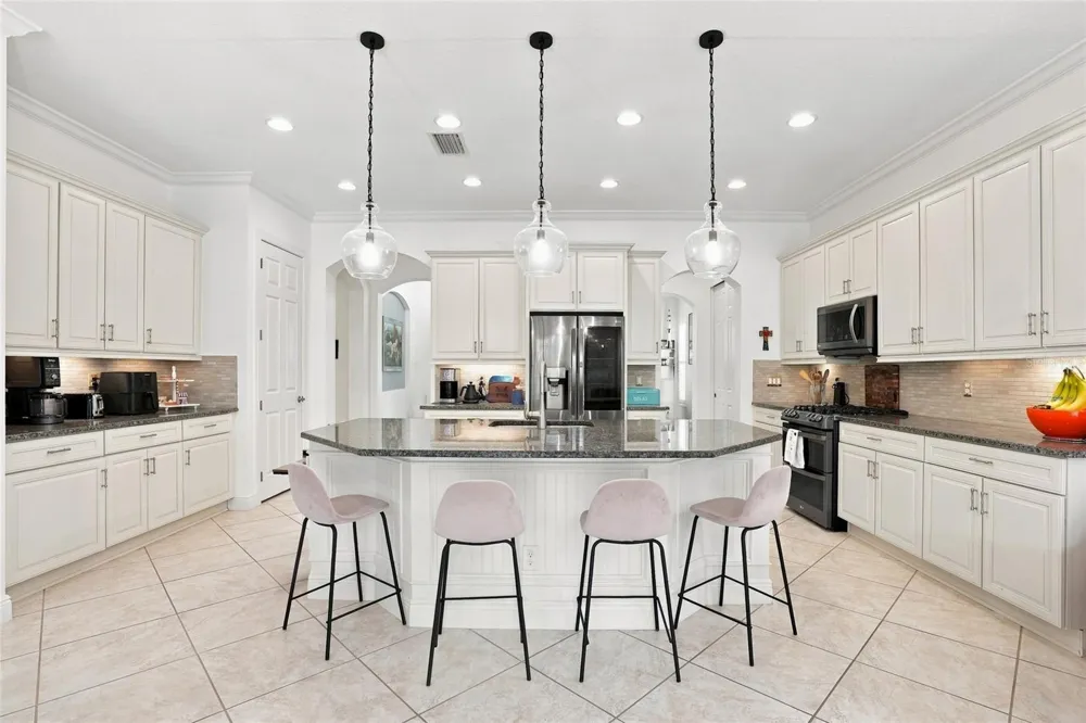 5057 LAKE OVERLOOK AVENUE Bradenton, FL 34208