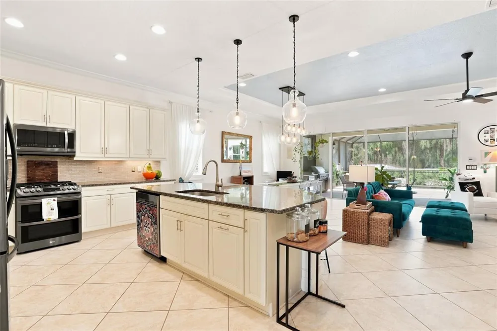 5057 LAKE OVERLOOK AVENUE Bradenton, FL 34208