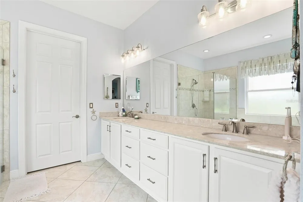 5057 LAKE OVERLOOK AVENUE Bradenton, FL 34208