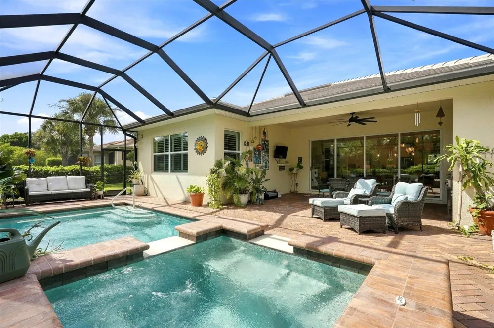 5057 LAKE OVERLOOK AVENUE Bradenton, FL 34208
