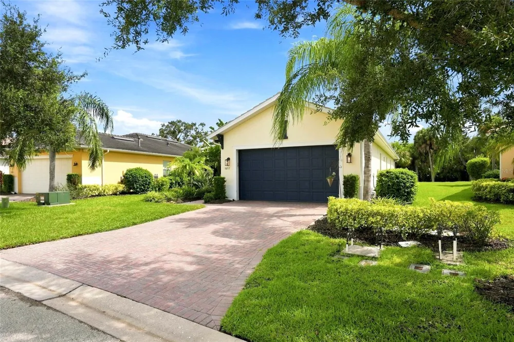 5057 LAKE OVERLOOK AVENUE Bradenton, FL 34208