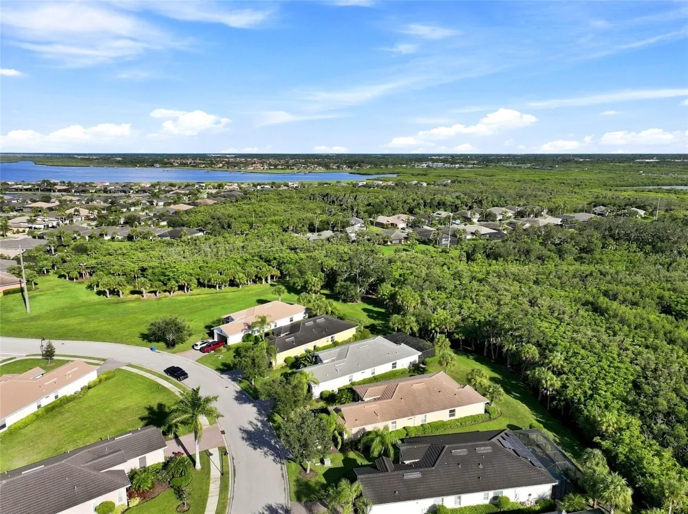 5057 LAKE OVERLOOK AVENUE Bradenton, FL 34208