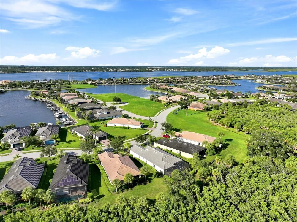 5057 LAKE OVERLOOK AVENUE Bradenton, FL 34208