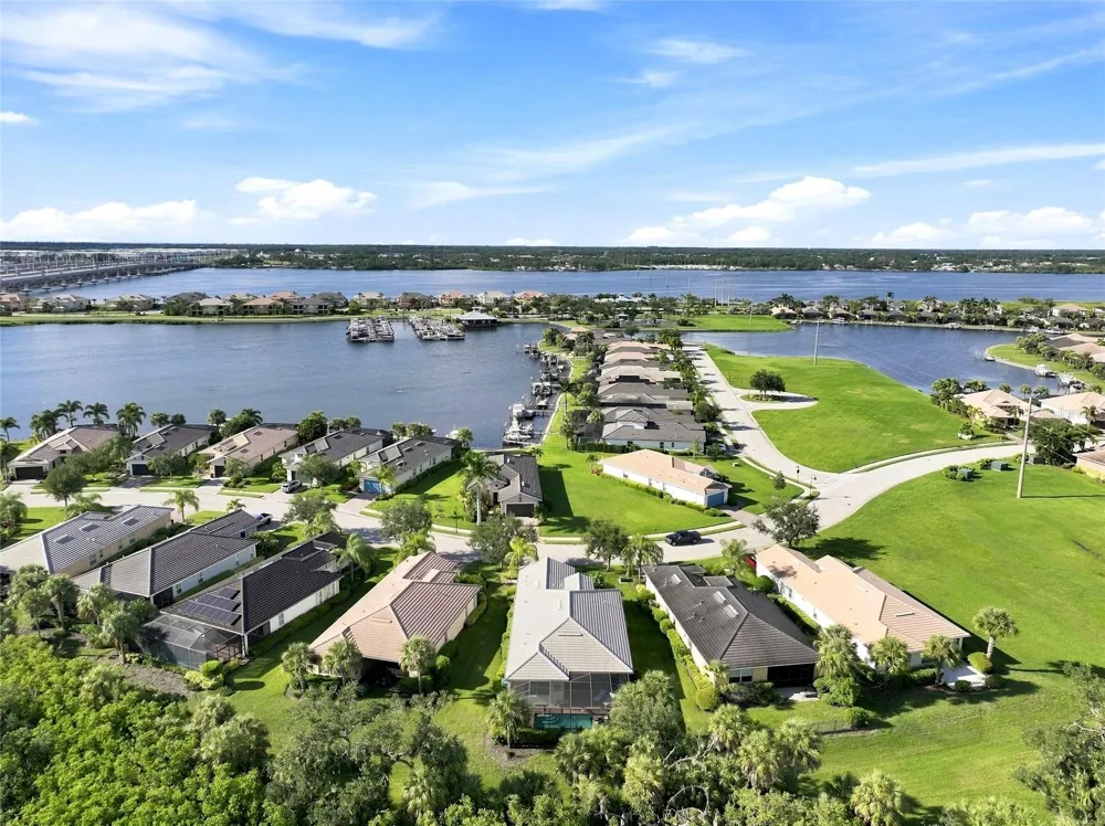 5057 LAKE OVERLOOK AVENUE Bradenton, FL 34208