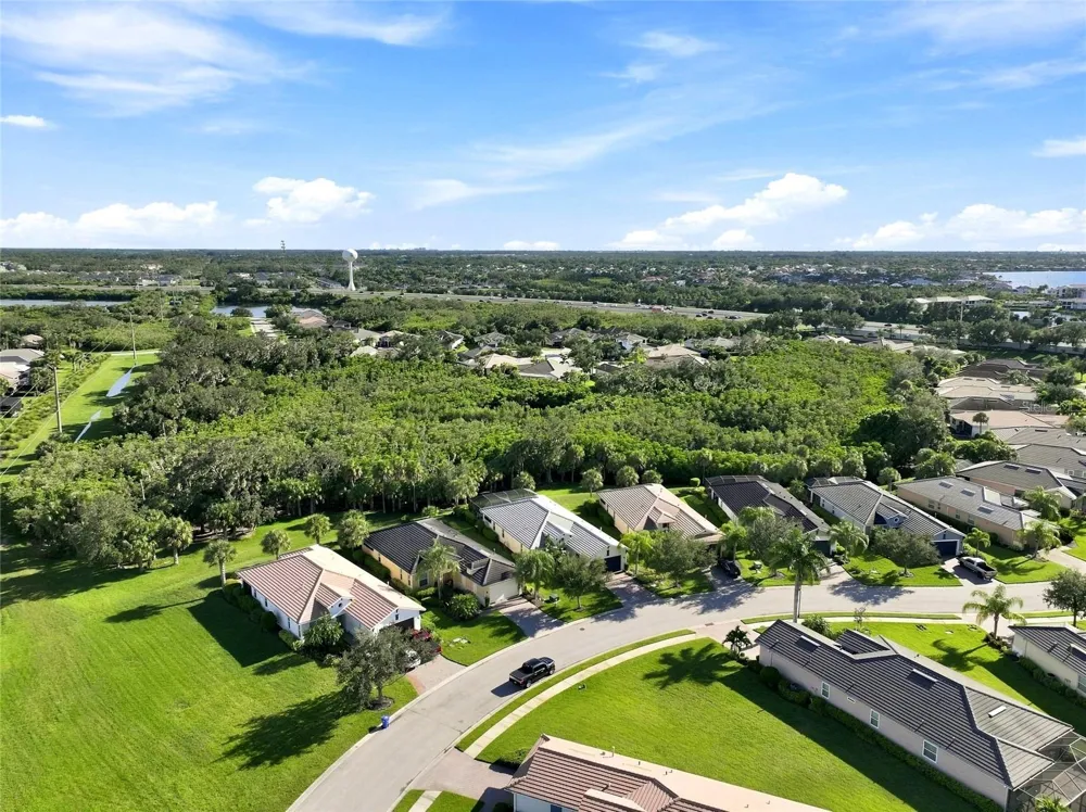 5057 LAKE OVERLOOK AVENUE Bradenton, FL 34208