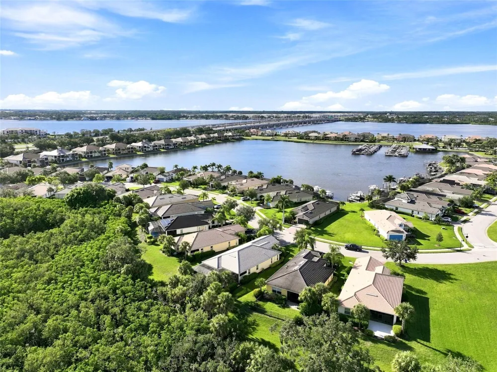 5057 LAKE OVERLOOK AVENUE Bradenton, FL 34208