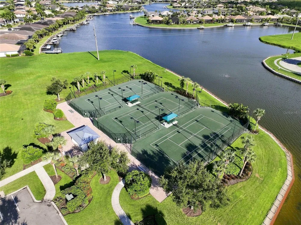 5057 LAKE OVERLOOK AVENUE Bradenton, FL 34208