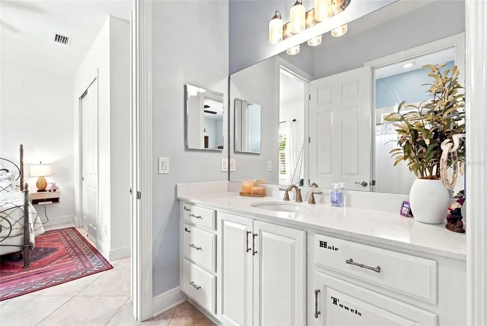 5057 LAKE OVERLOOK AVENUE Bradenton, FL 34208