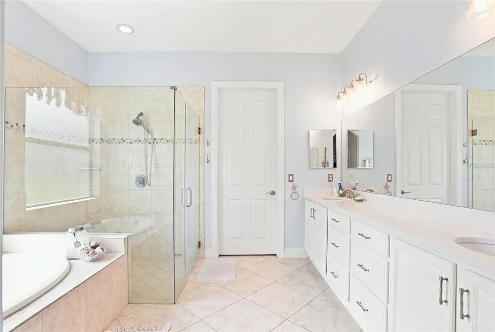 5057 LAKE OVERLOOK AVENUE Bradenton, FL 34208
