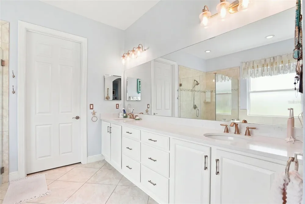 5057 LAKE OVERLOOK AVENUE Bradenton, FL 34208