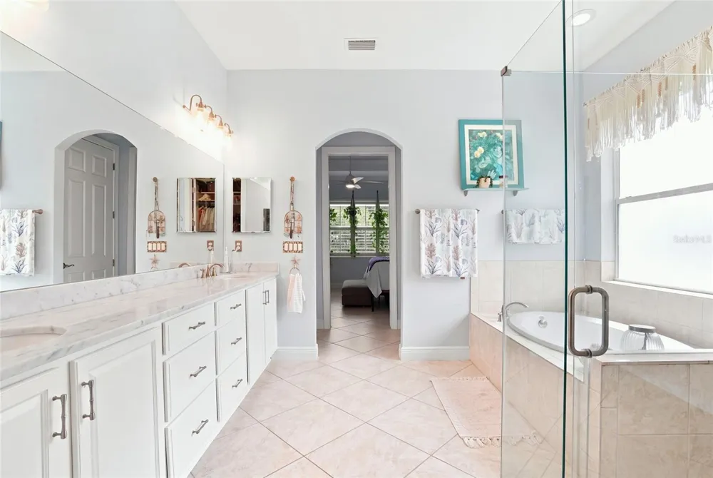 5057 LAKE OVERLOOK AVENUE Bradenton, FL 34208