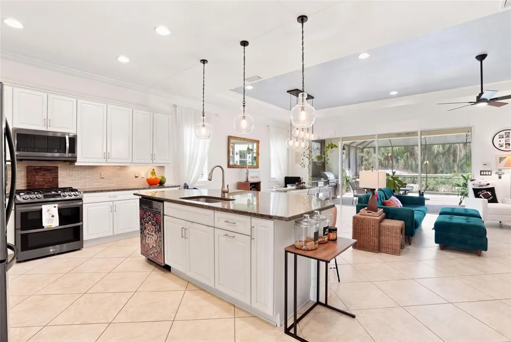 5057 LAKE OVERLOOK AVENUE Bradenton, FL 34208