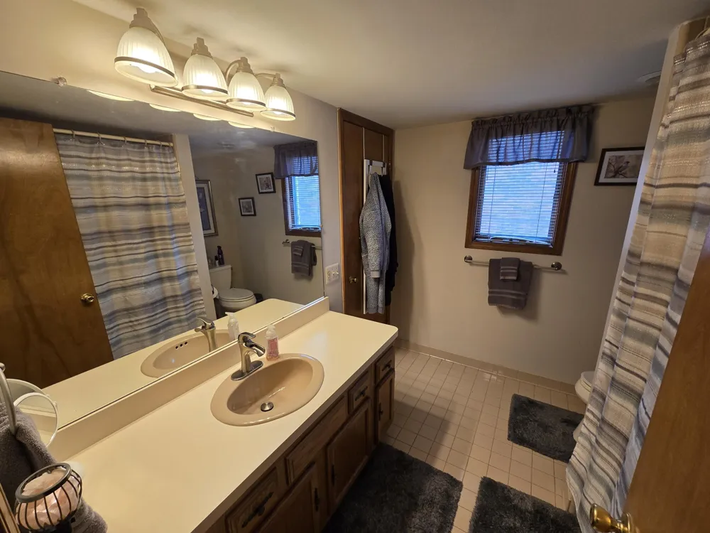 43164 Hillcrest Drive Sterling Heights, MI 48313