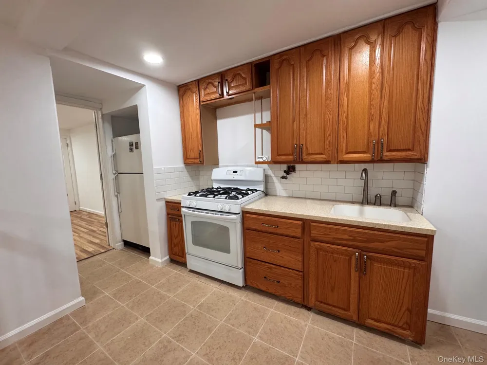 1245 Rhinelander Avenue Bronx, NY 10461