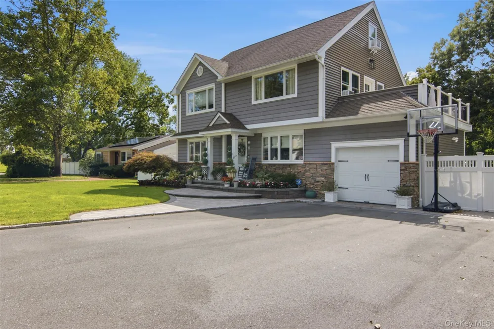 8 Glen Way Lake Grove, NY 11755