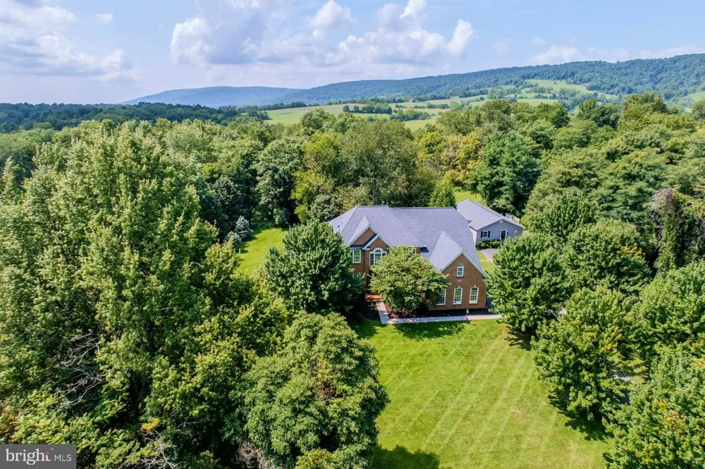 17301 ROUNDMONT PLACE Round Hill, VA 20141
