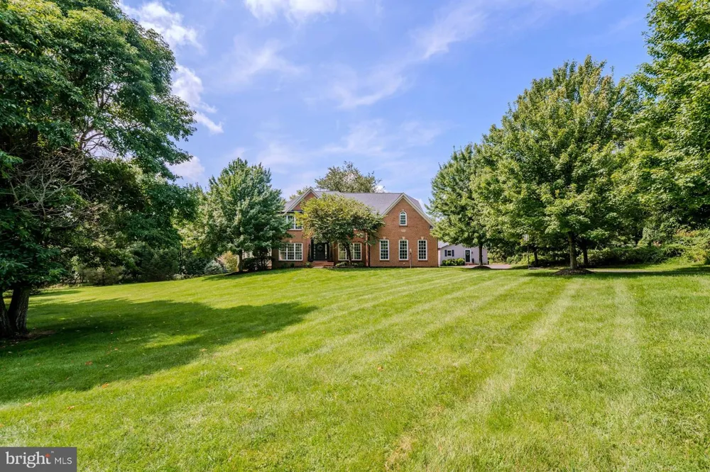 17301 ROUNDMONT PLACE Round Hill, VA 20141