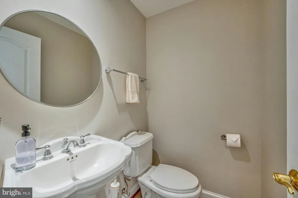 17301 ROUNDMONT PLACE Round Hill, VA 20141