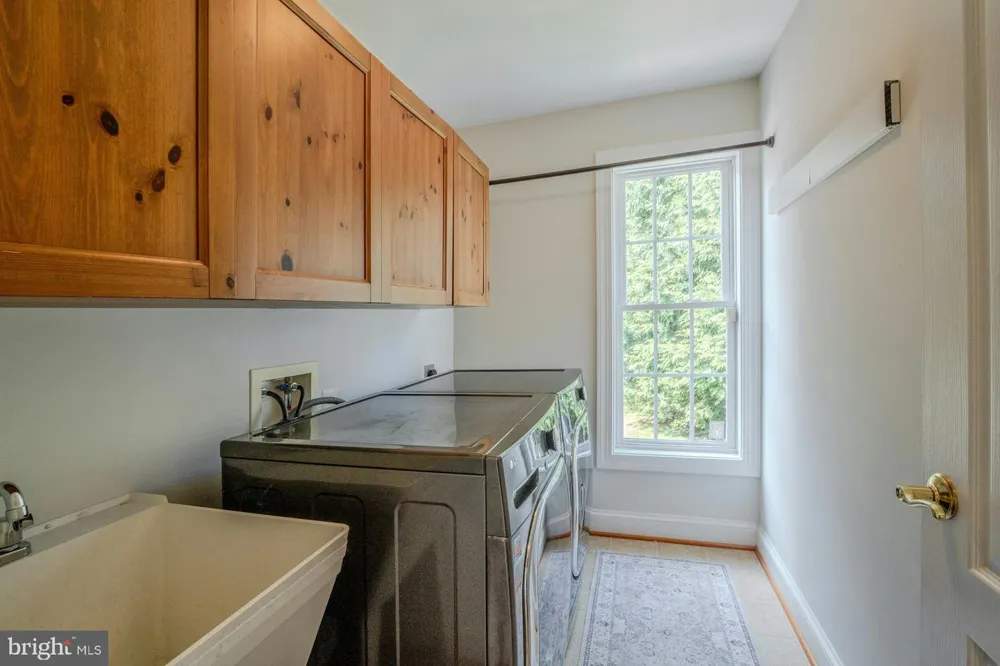 17301 ROUNDMONT PLACE Round Hill, VA 20141