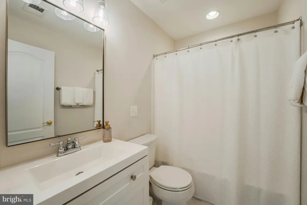 17301 ROUNDMONT PLACE Round Hill, VA 20141