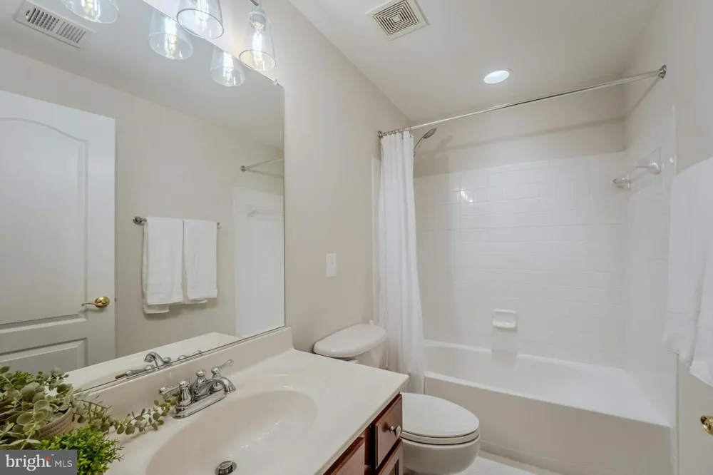 17301 ROUNDMONT PLACE Round Hill, VA 20141