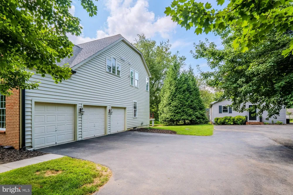 17301 ROUNDMONT PLACE Round Hill, VA 20141