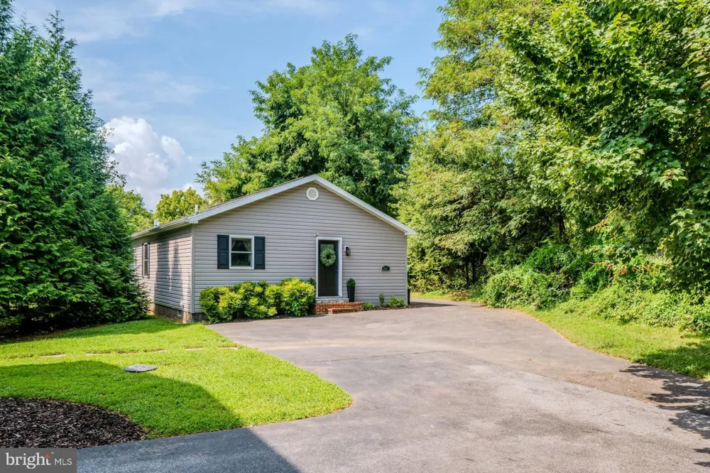 17301 ROUNDMONT PLACE Round Hill, VA 20141