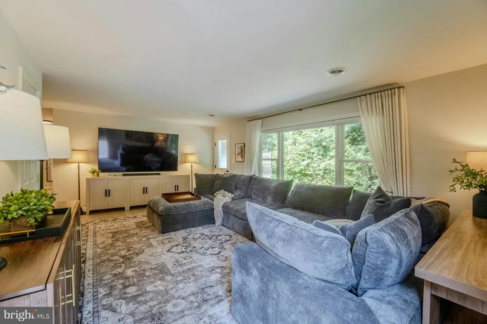 17301 ROUNDMONT PLACE Round Hill, VA 20141