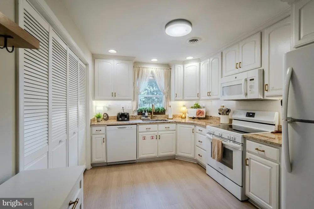 17301 ROUNDMONT PLACE Round Hill, VA 20141