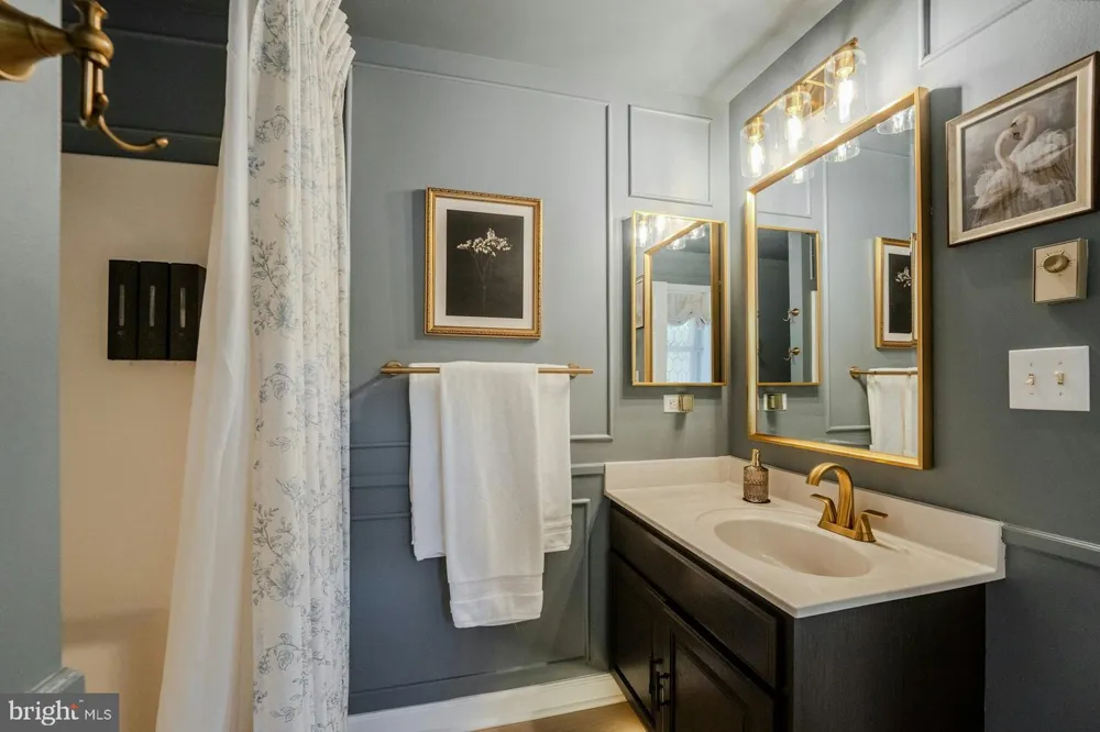 17301 ROUNDMONT PLACE Round Hill, VA 20141