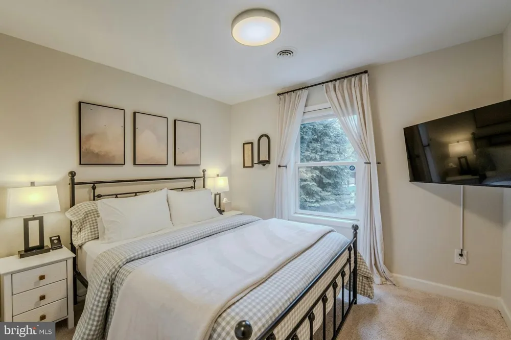 17301 ROUNDMONT PLACE Round Hill, VA 20141