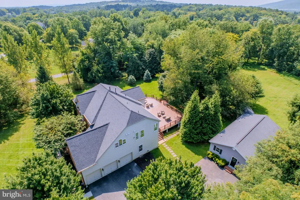 17301 ROUNDMONT PLACE Round Hill, VA 20141