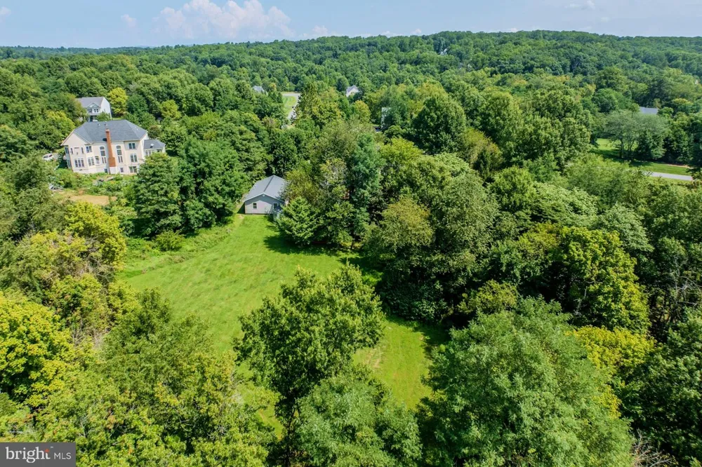 17301 ROUNDMONT PLACE Round Hill, VA 20141