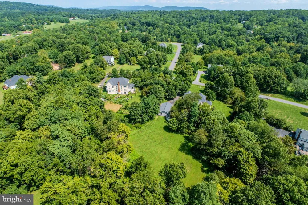 17301 ROUNDMONT PLACE Round Hill, VA 20141