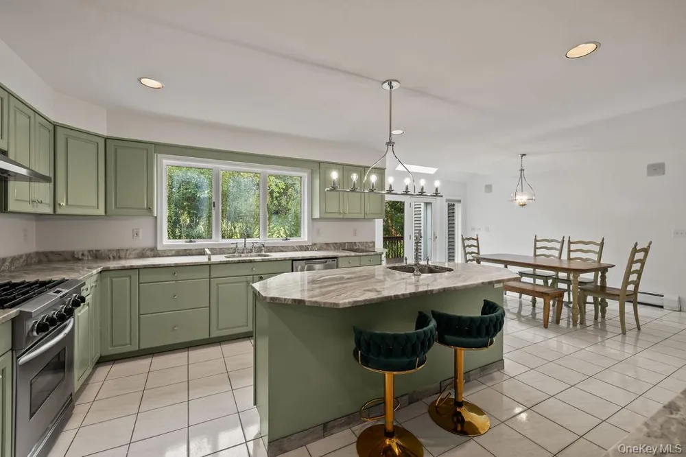 10 Golden Road Montebello, NY 10901