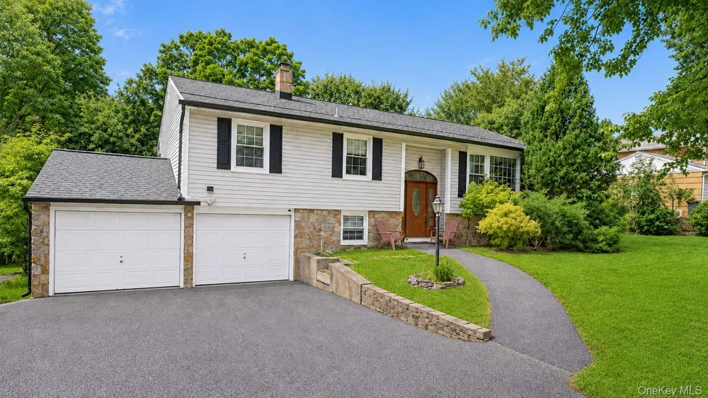 28 Pike Place Mahopac, NY 10541
