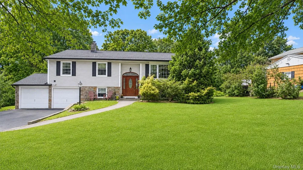 28 Pike Place Mahopac, NY 10541