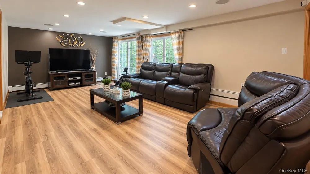 28 Pike Place Mahopac, NY 10541