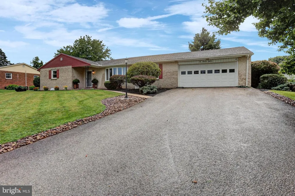 218 MEADOW LANE Chambersburg, PA 17202