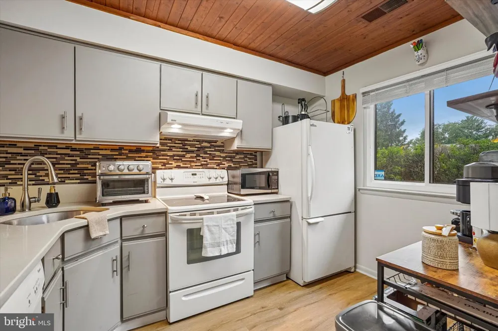 53 ASH STOKER LANE Horsham, PA 19044