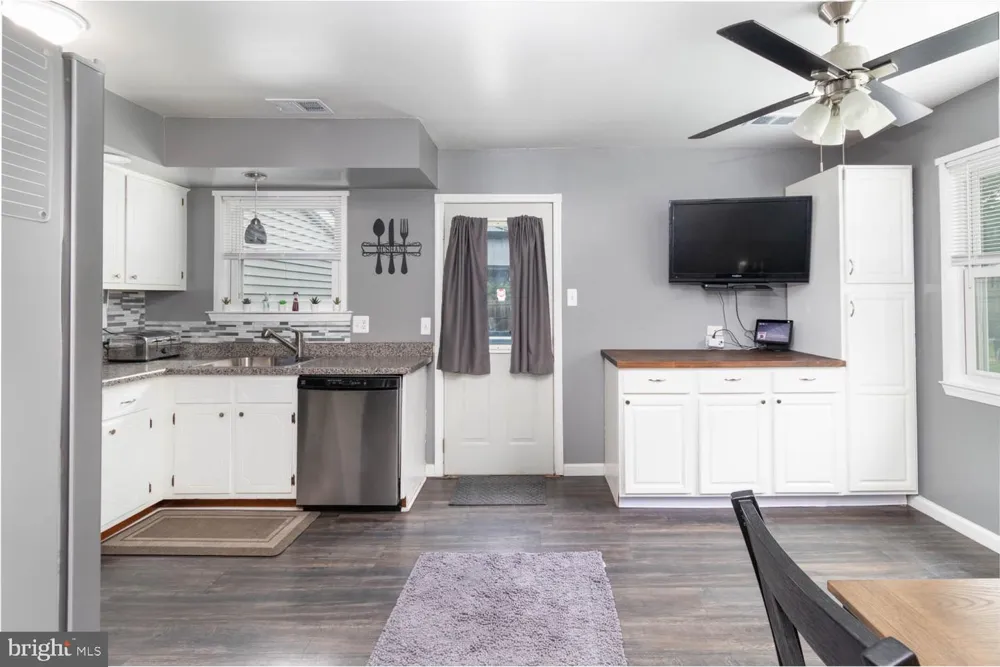 15 CARRIAGE DRIVE Horsham, PA 19044